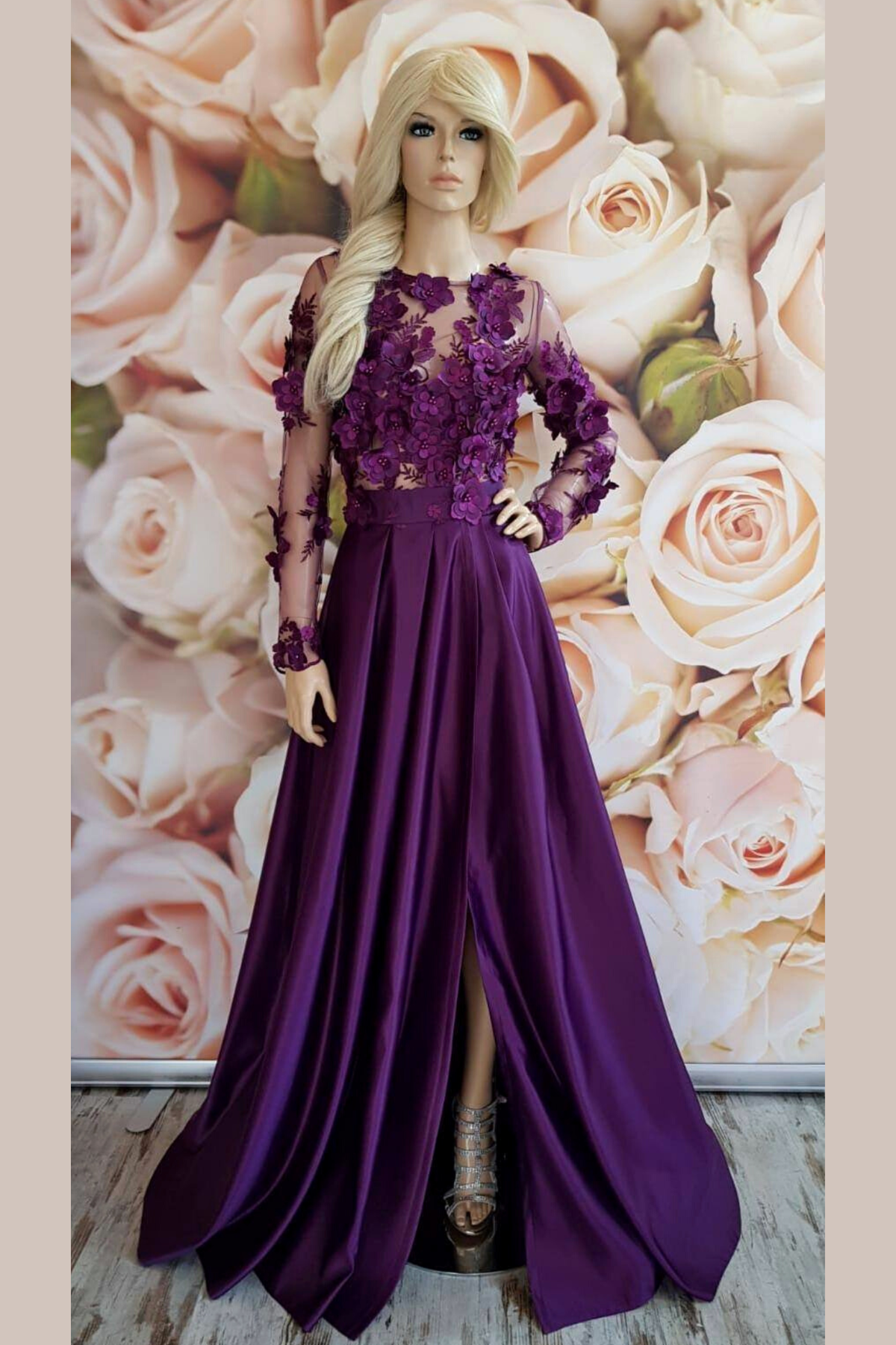 Abito lungo svasato viola prugna Moda-Mania con corpetto a manica lunga in tulle floreale 3D e gonna in taffetà.