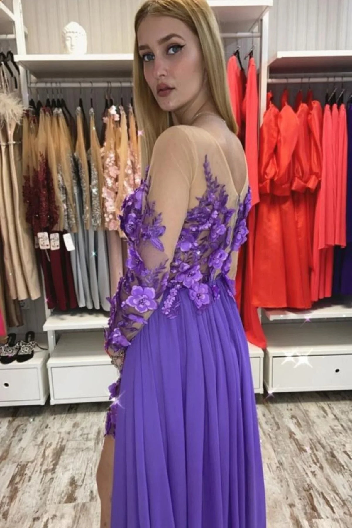 Abito lungo lilla Moda-Mania con strascico, corpetto in tulle nude con fiori 3D, elegante e femminile.