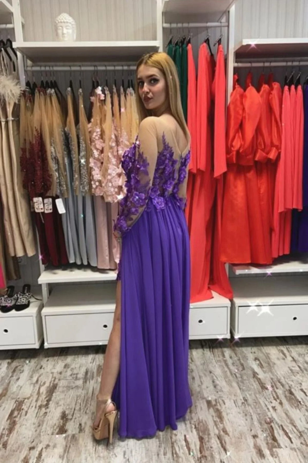 Abito lungo lilla Moda-Mania con strascico e corpetto in tulle nude a fiori 3D, elegante e femminile, visibile in dettaglio.
