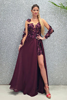 Abito lungo viola prugna Moda-Mania con strascico, corpetto in tulle nude con fiori 3D, elegante e femminile.