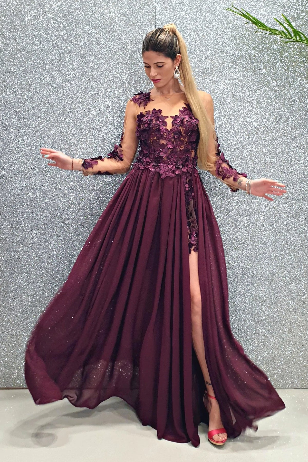 Abito lungo viola prugna Moda-Mania con strascico e corpetto in tulle nude a fiori 3D, elegante e femminile.