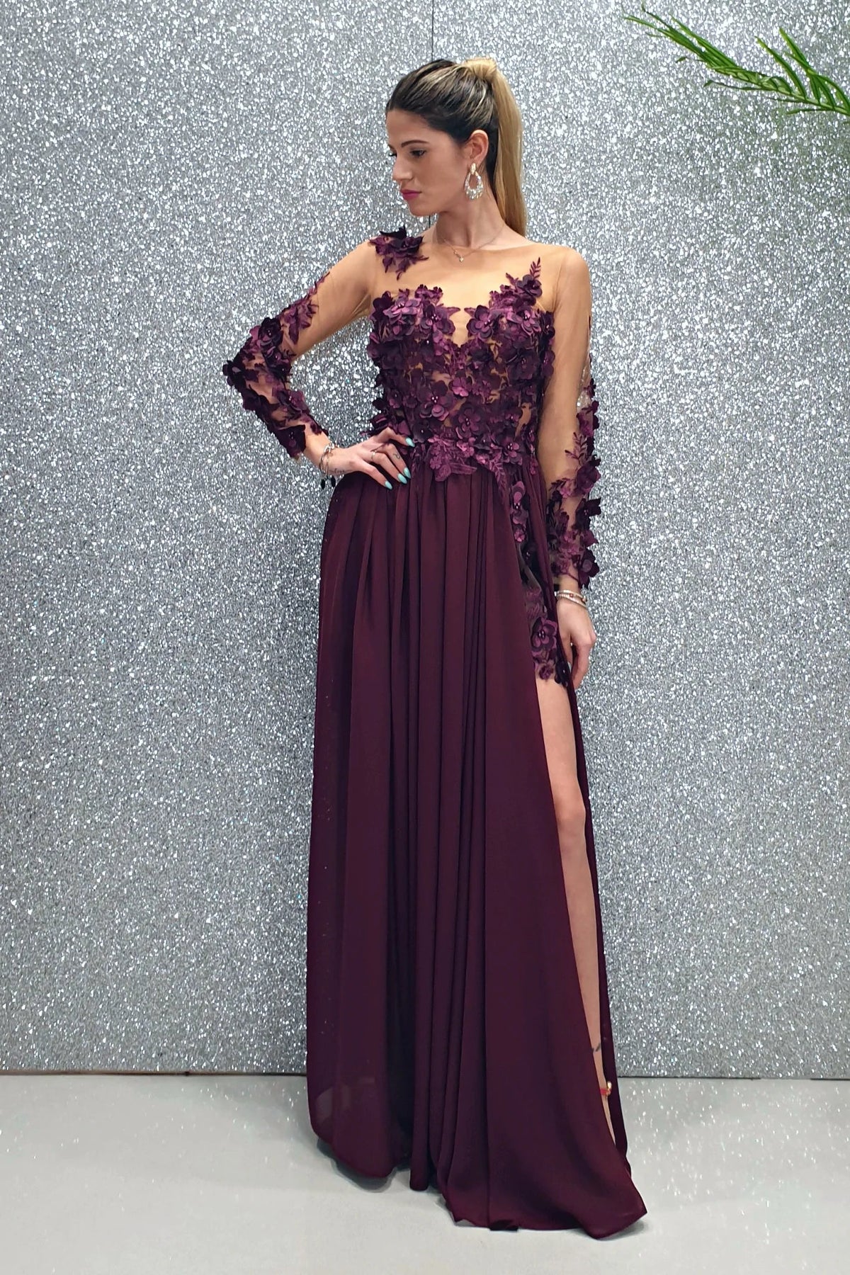 Abito lungo viola prugna Moda-Mania con strascico e corpetto in tulle nude con fiori 3D, elegante e femminile.