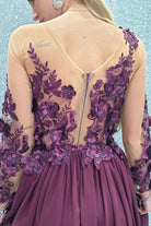 Abito lungo viola prugna Moda-Mania con strascico e corpetto in tulle nude a fiori 3D, elegante e raffinato.