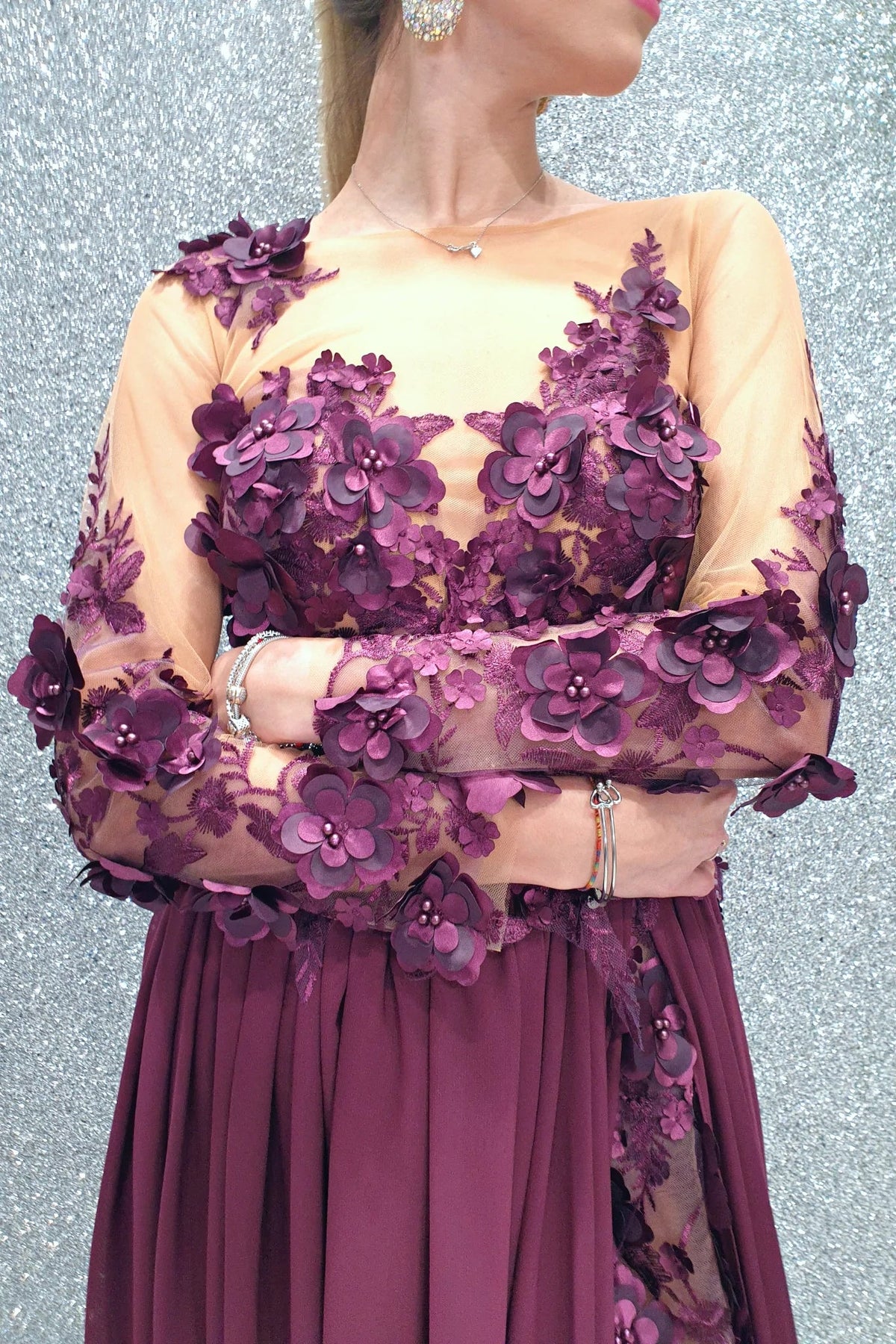 Abito lungo viola prugna Moda-Mania con strascico e corpetto in tulle nude a fiori 3D, vestito elegante e femminile.