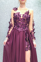 Abito lungo viola prugna Moda-Mania con strascico e corpetto in tulle nude a fiori 3D, dettaglio elegante e femminile.
