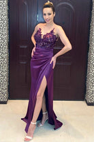 Abito lungo viola prugna Moda-Mania con corpetto a fiori 3D e gonna a tulipano in taffetà, elegante e femminile.