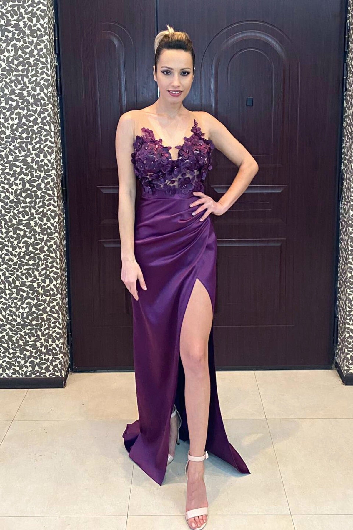 Abito lungo viola prugna Moda-Mania con corpetto a fiori 3D e gonna a tulipano in taffetà, stile elegante e femminile.