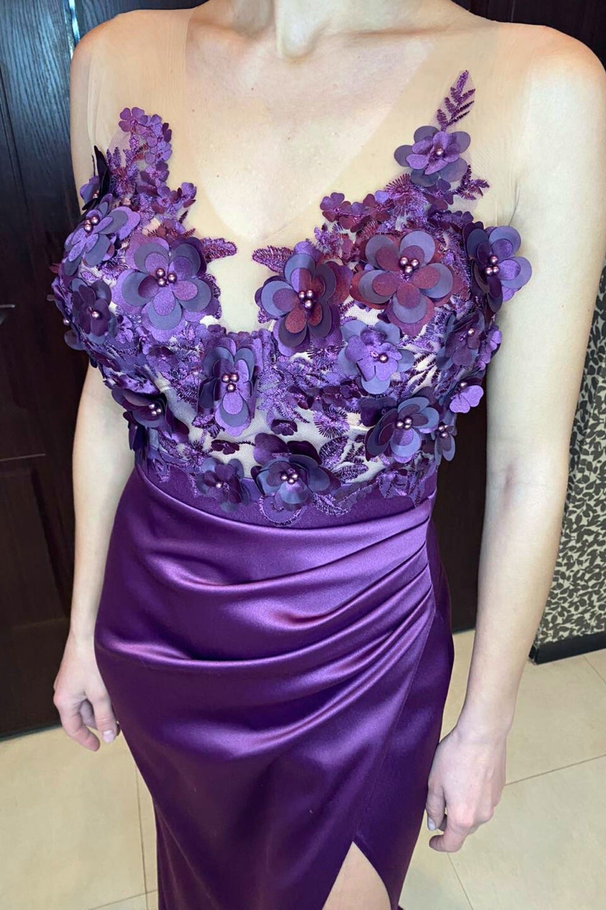 Abito lungo viola prugna Moda-Mania con corpetto a fiori 3D e gonna a tulipano in taffetà, elegante e femminile.