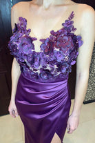 Abito lungo viola prugna Moda-Mania con corpetto a fiori 3D e gonna a tulipano in taffetà, elegante e femminile.