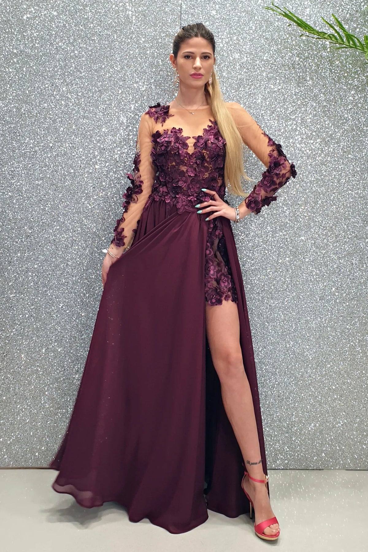 Abito lungo viola prugna Moda-Mania con strascico e corpetto in tulle nude a fiori 3D, elegante e femminile.