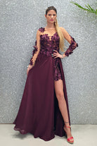 Abito lungo viola prugna Moda-Mania con strascico e corpetto in tulle nude a fiori 3D, elegante e femminile.