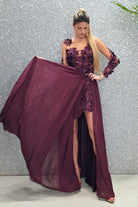 Abito lungo viola prugna Moda-Mania con strascico, corpetto in tulle nude con fiori 3D, elegante e femminile.