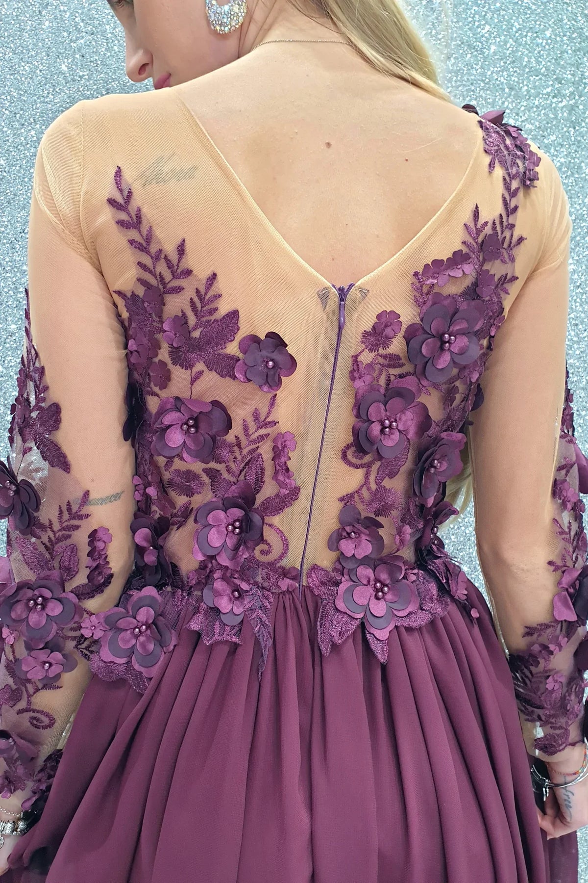 Abito lungo viola prugna Axa con strascico, corpetto in tulle nude con fiori 3D, eleganza e stile per occasioni speciali.