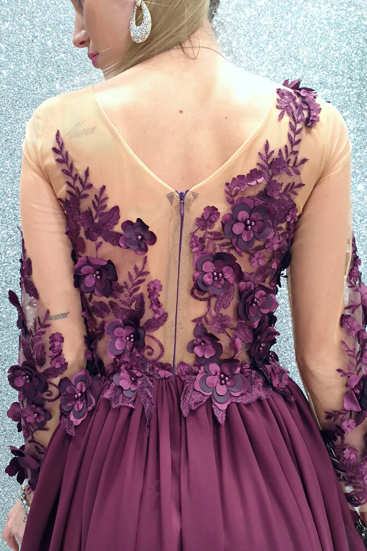 Abito lungo viola prugna Moda-Mania con strascico e corpetto in tulle nude a fiori 3D, elegante e femminile, visibile in dettaglio.