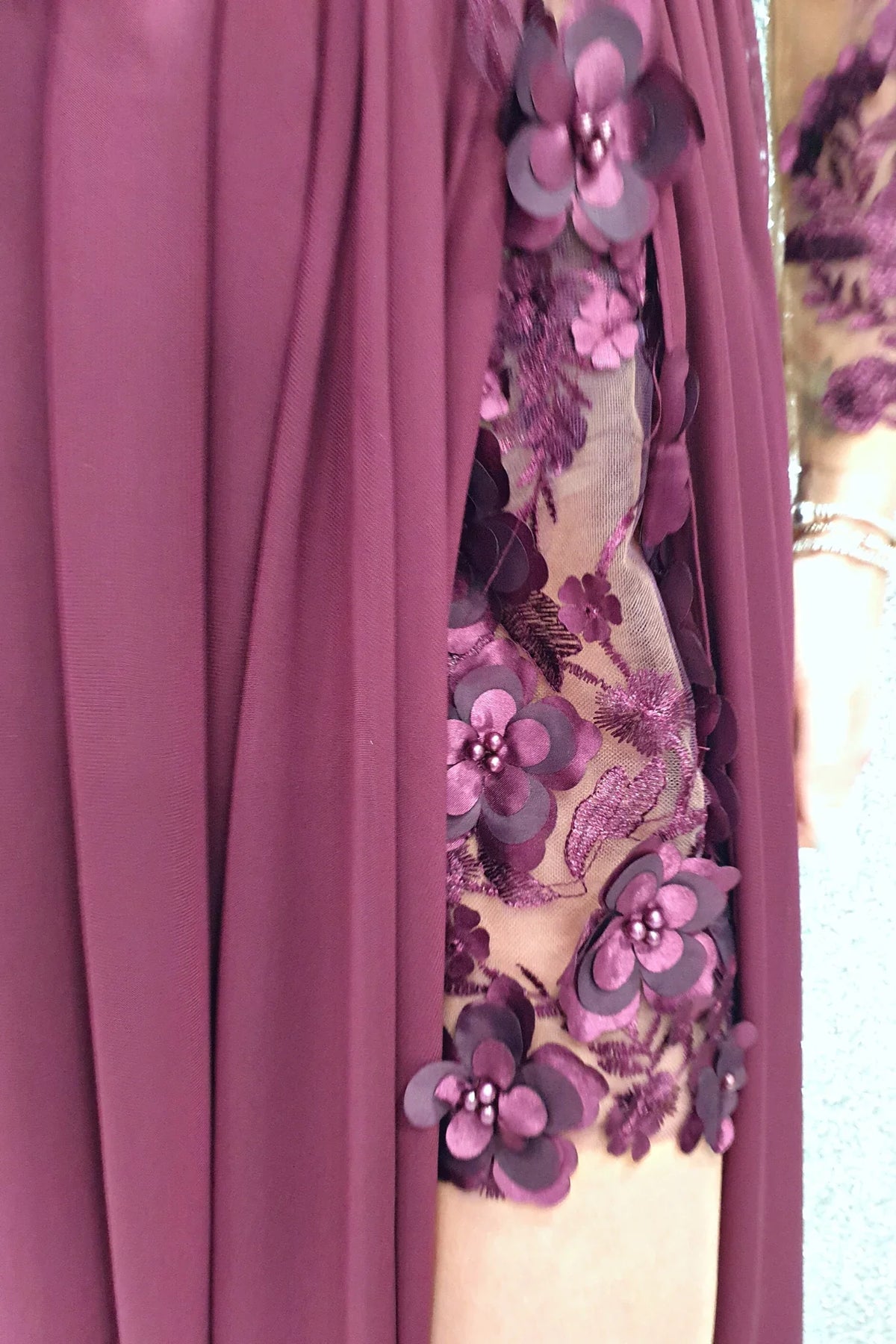 Abito lungo viola prugna Moda-Mania con strascico e corpetto in tulle nude con fiori 3D, perfetto per occasioni eleganti.