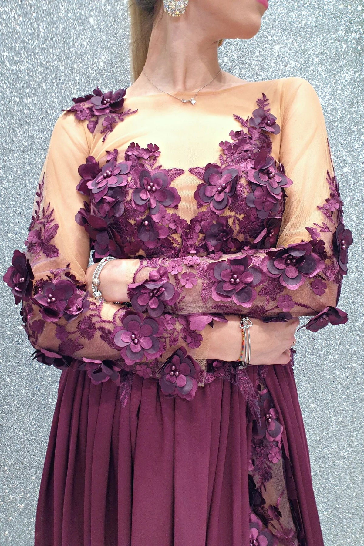 Abito lungo viola prugna Moda-Mania con strascico e corpetto in tulle nude a fiori 3D, perfetto per occasioni eleganti.