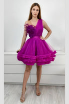 Abito corto magenta in tulle con corpetto a fiori 3D e dettagli di piume decorative, firmato Moda-Mania.