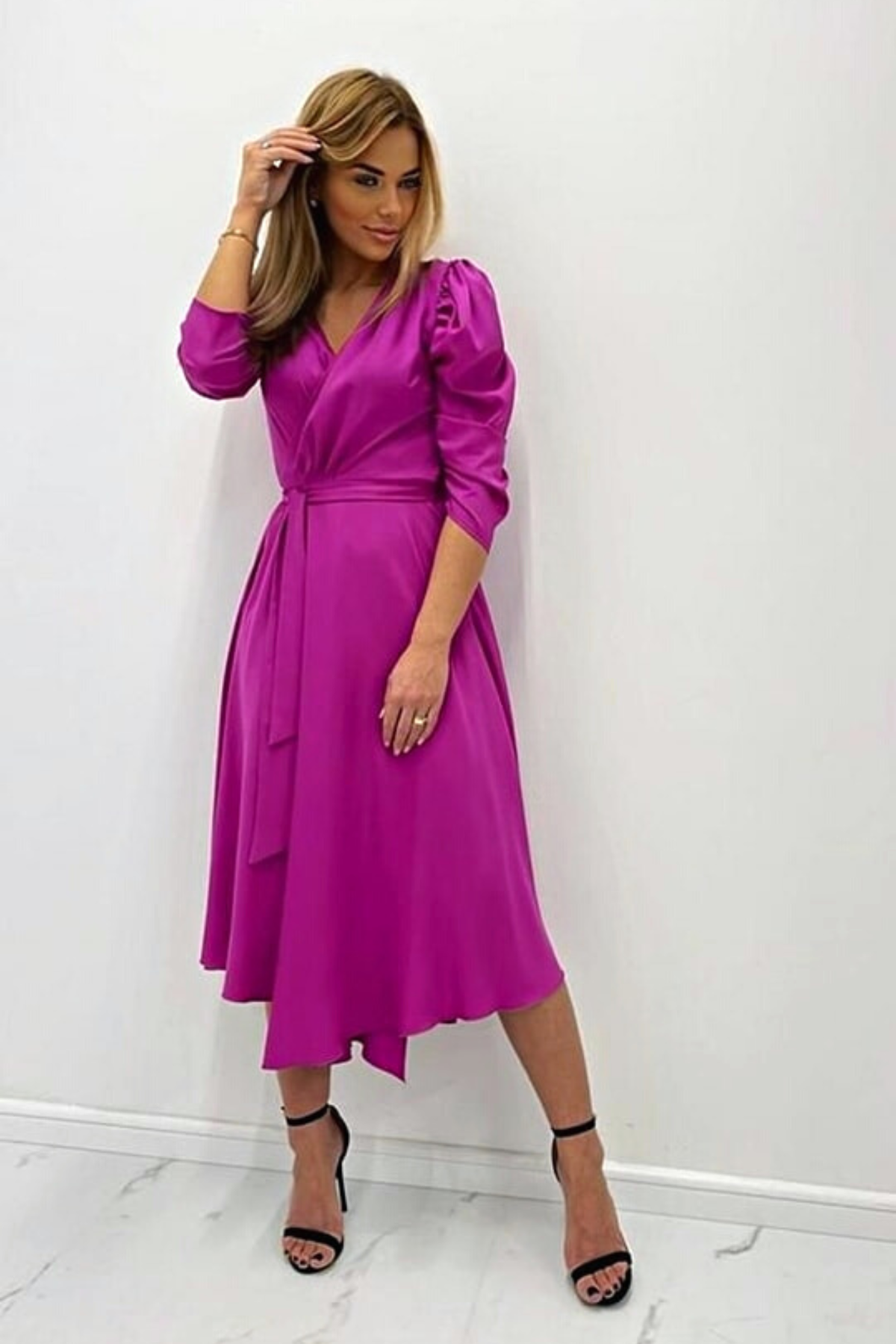 Abito lungo magenta svasato midi con maniche a sbuffo, allacciabile in vita e spacco laterale, Moda-Mania