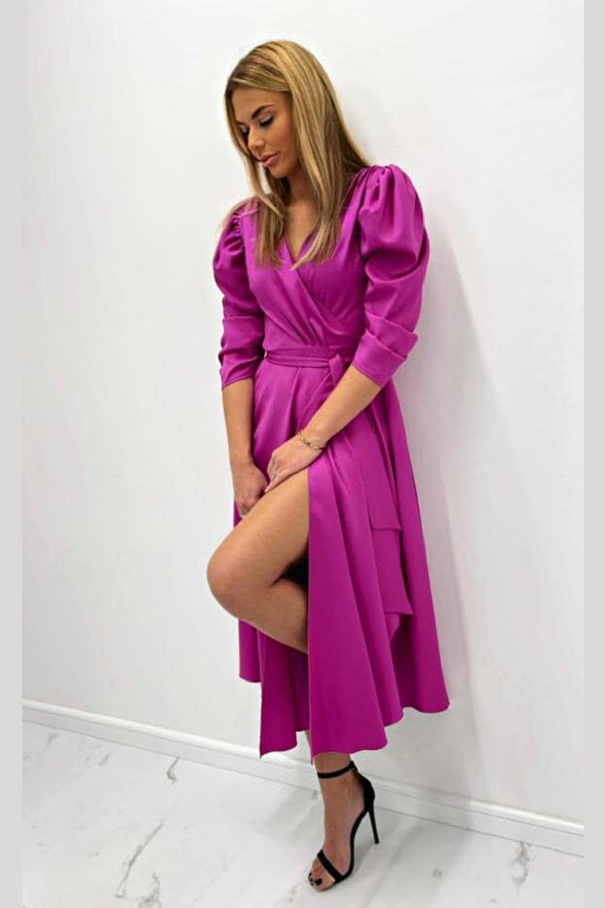 Abito magenta svasato midi con maniche a sbuffo, allacciabile in vita e spacco laterale, di moda-Mania.