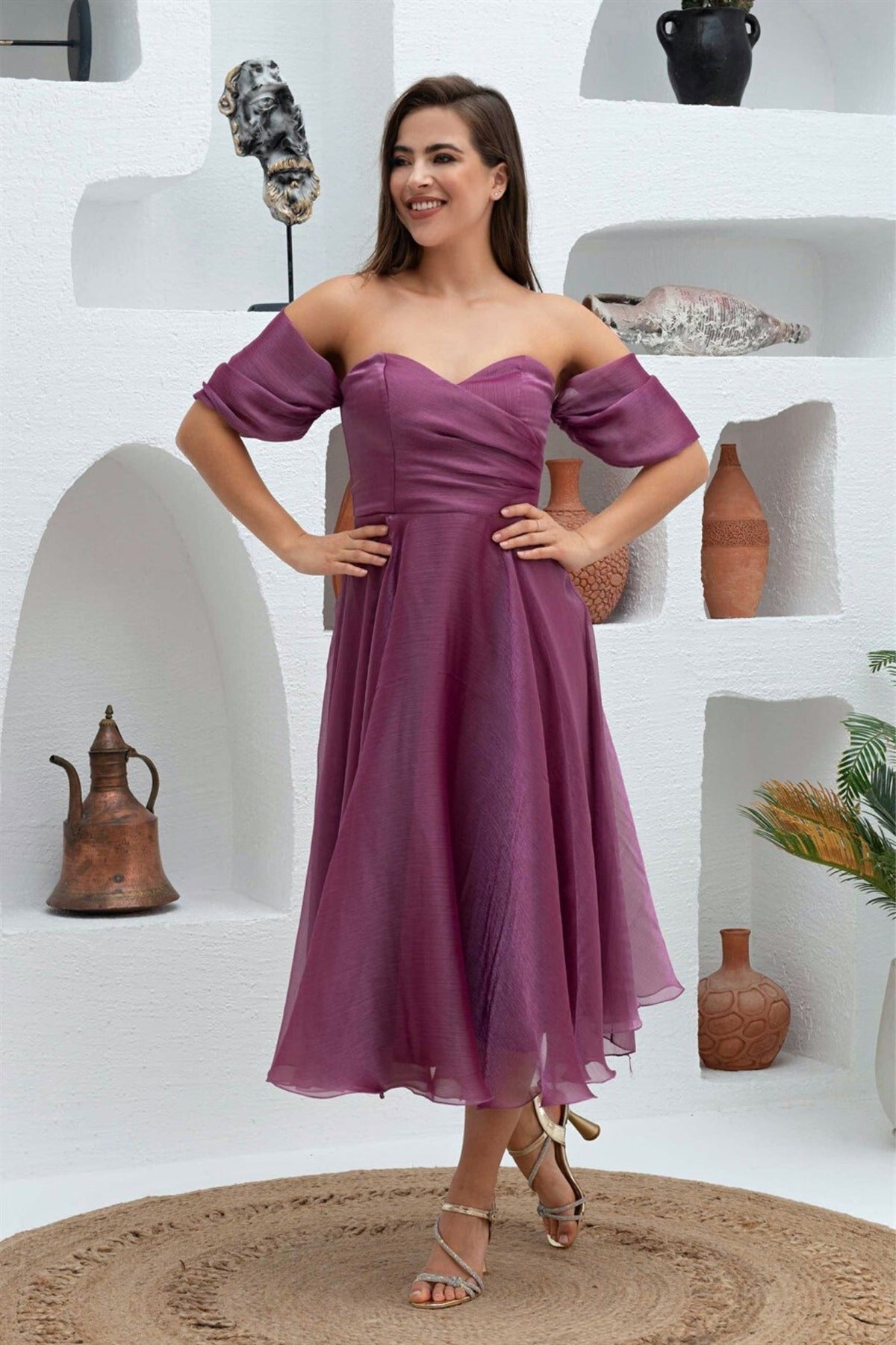 Abito lungo magenta svasato in organza con scollo a cuore e maniche cadenti, firmato Moda-Mania.
