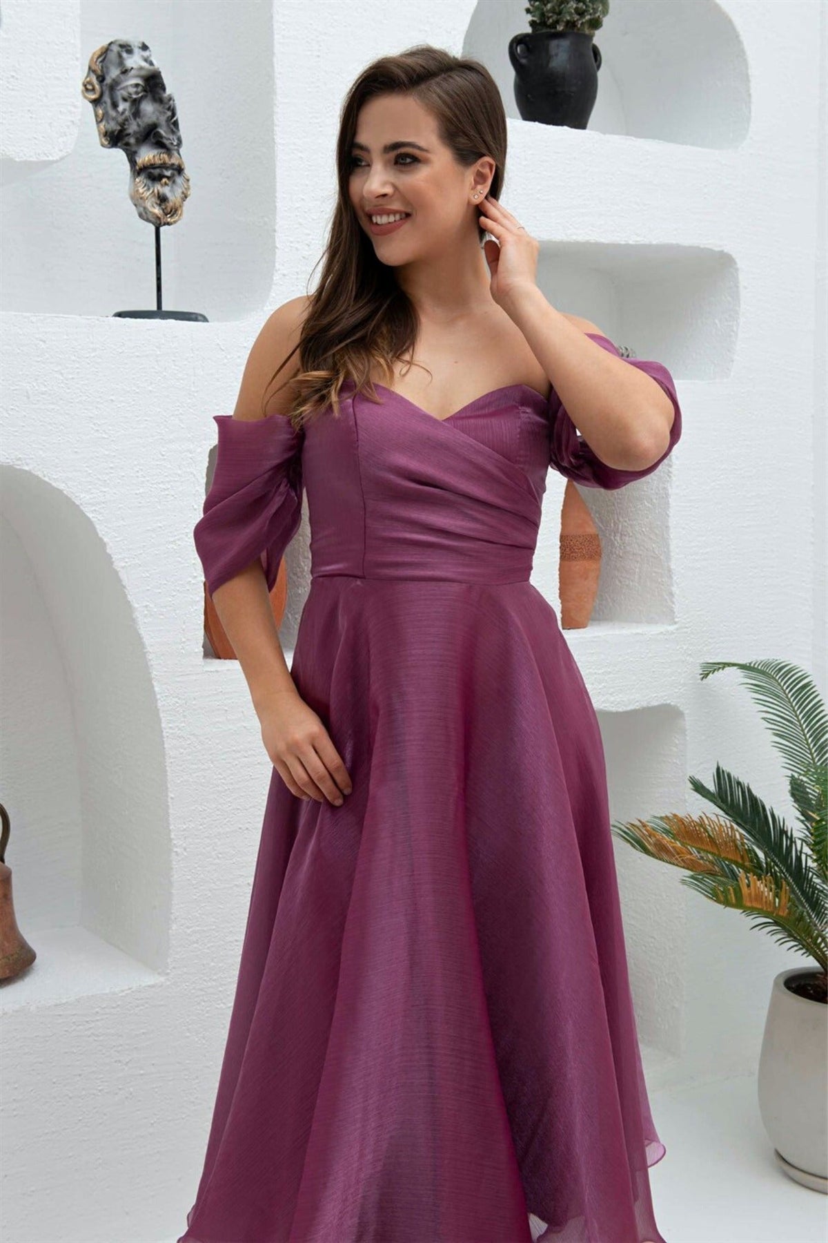 Abito lungo magenta svasato in organza con scollo a cuore e maniche cadenti, firmato Moda-Mania.