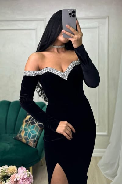 Abito midi aderente nero in velluto Moda-Mania con scollo a barchetta, strass argento e spacco laterale, elegante e sofisticato