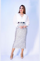 Abito midi bianco in tessuto georgette con corpetto, gonna argento in paillettes e cintura, moda-mania, abiti corti elegante
