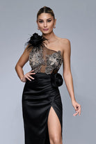 Abito midi nero Bby con fiori in tessuto, corpetto monospalla in tulle e gonna in taffetà con spacco.