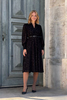 Abito midi nero svasato in georgette a fantasia maculata accessoriato con cintura