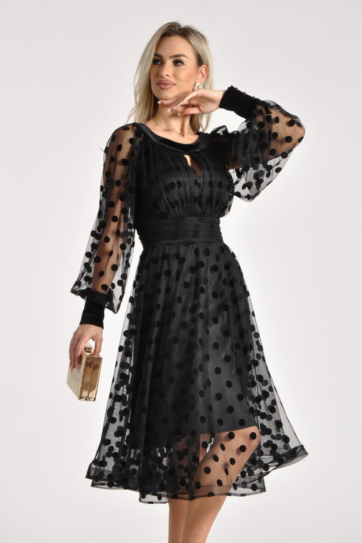 Abito midi nero svasato in tulle a pois con maniche lunghe e dettagli in velluto, firmato Moda-Mania.