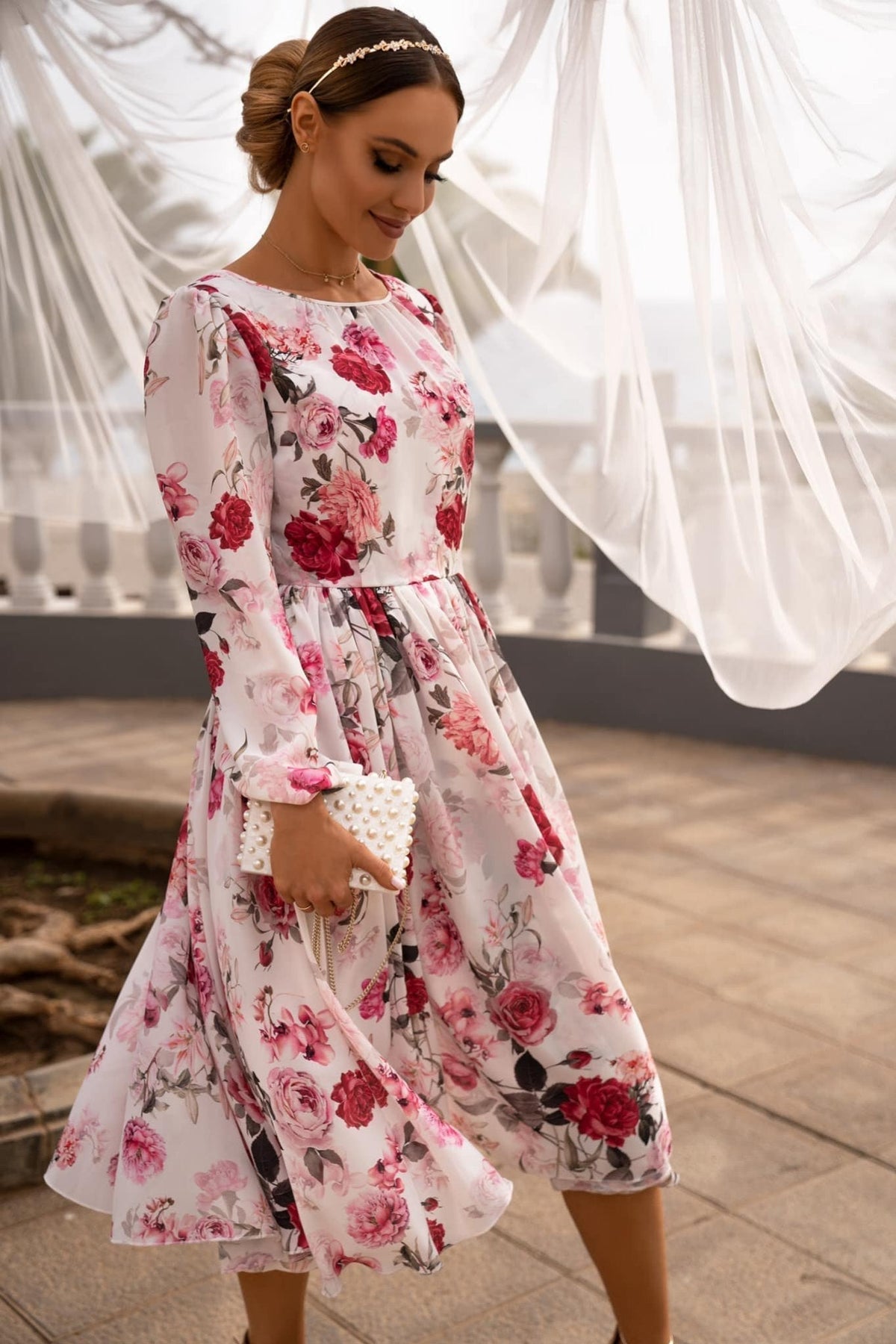 Abito midi svasato bianco con fantasia floreale rosa e rossa, scollo posteriore a V, firmato Moda-Mania.