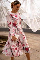 Abito midi svasato bianco con fantasia floreale rosa e rossa, scollo posteriore a V, firmato Moda-Mania.