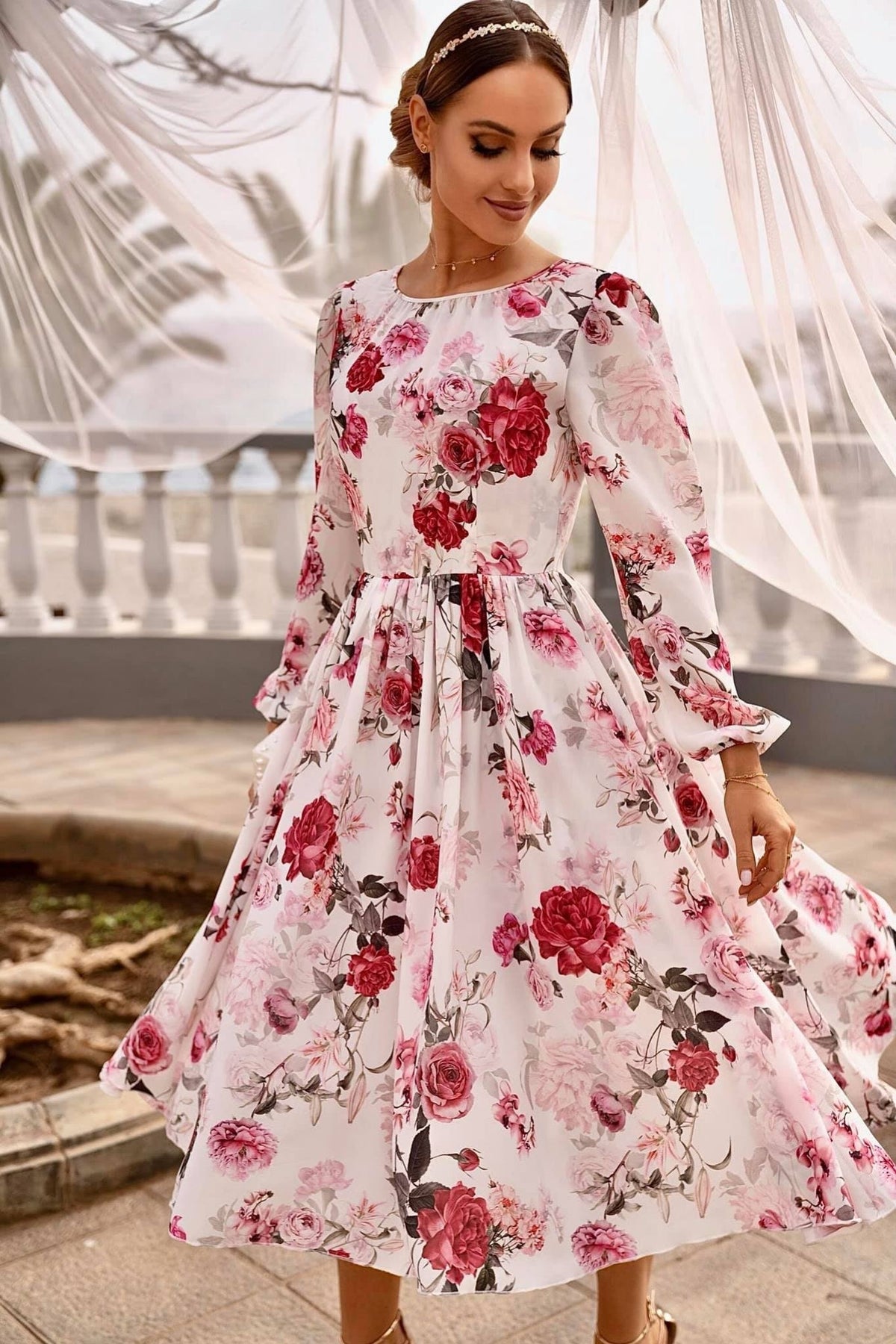 Abito midi svasato bianco con fantasia floreale rosa e rossa, scollo posteriore a V, di Moda-Mania, abiti corti femminili.
