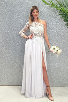 Abito lungo bianco Moda-Mania con una manica, strascico in georgette, corpetto a fiori 3D, elegante e femminile.