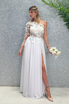 Abito lungo bianco Moda-Mania con manica singola, strascico in georgette e corpetto a fiori 3D, elegante e raffinato.