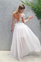 Abito lungo bianco con una manica, strascico in georgette, corpetto a fiori 3D, marca Moda-Mania, stile elegante e raffinato.