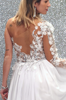 Abito lungo bianco con una manica, strascico in velo, corpetto a fiori 3D, marca Moda-Mania, in georgette.