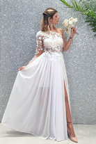 Abito lungo bianco con una manica, strascico in georgette e corpetto a fiori 3D, marca Moda-Mania.