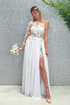 Abito lungo bianco con manica unica, strascico in georgette e corpetto a fiori 3D di Moda-Mania