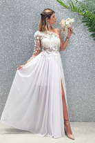 Abito lungo bianco con manica unica, strascico in georgette e corpetto a fiori 3D di Moda-Mania.