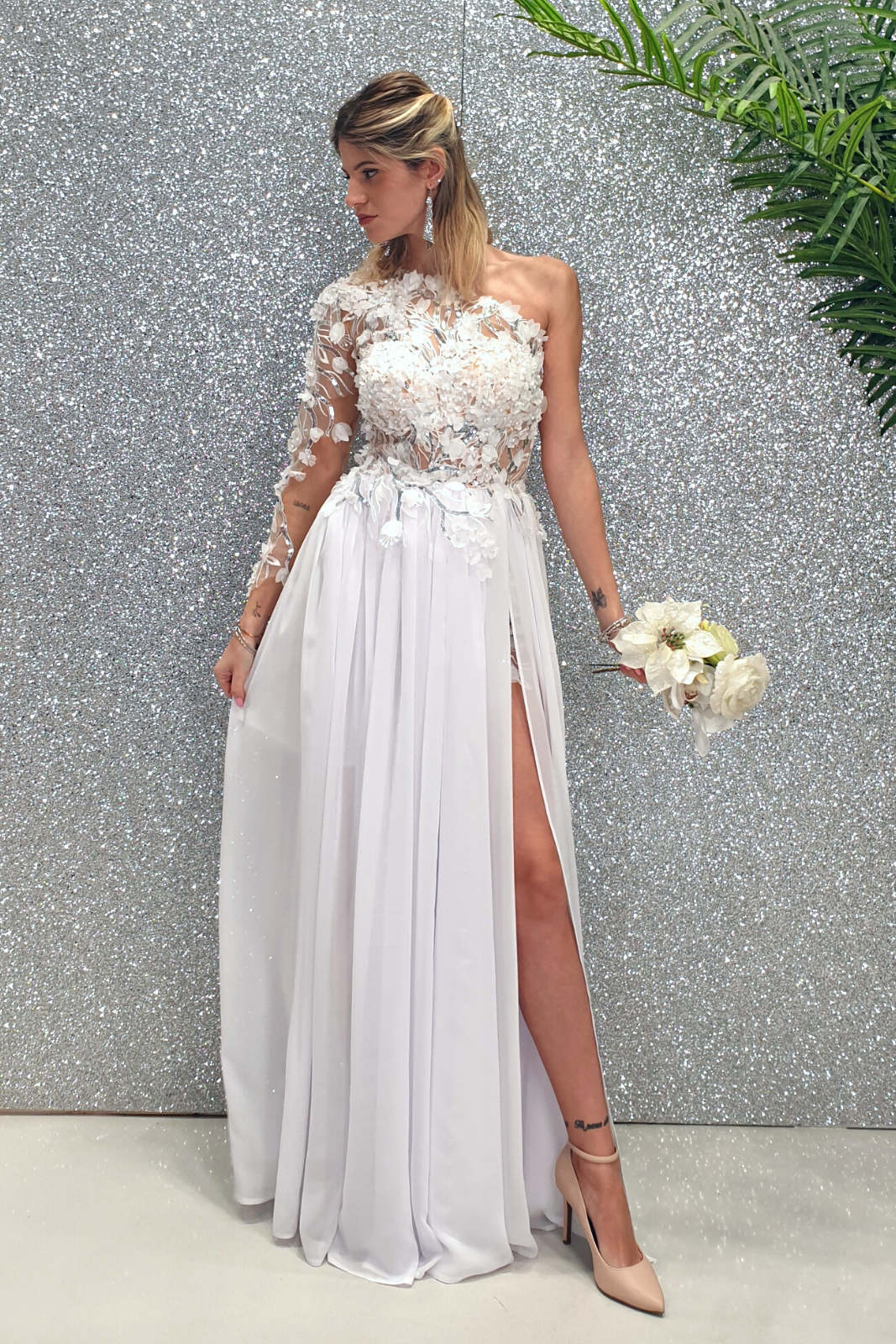 Abito lungo bianco a manica singola Axa con strascico in georgette e corpetto a fiori 3D, firmato Moda-Mania.
