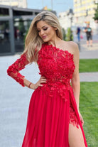 Abito lungo rosso con manica singola, strascico in georgette e corpetto a fiori 3D, marca Moda-Mania.