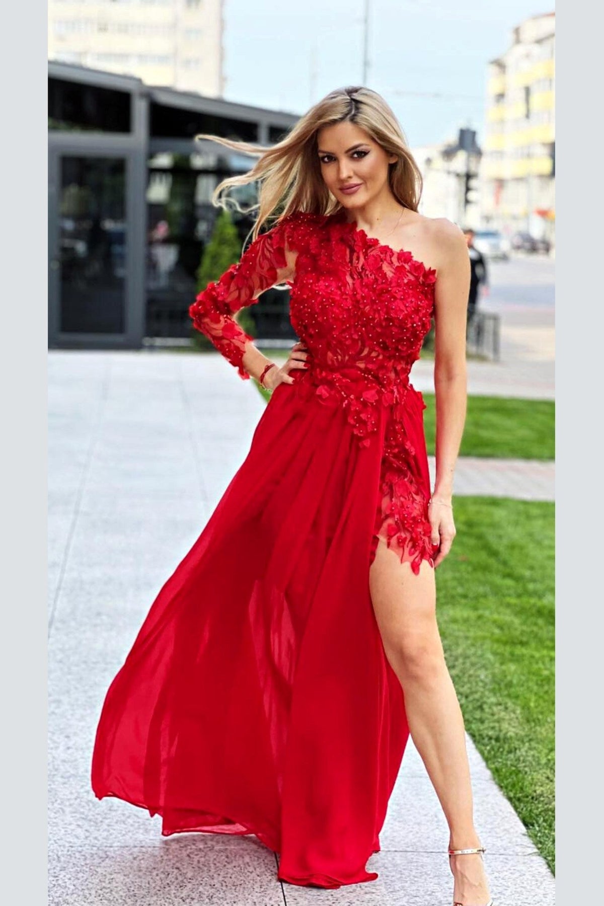 Abito lungo rosso con manica singola, strascico in georgette e corpetto a fiori 3D di Moda-Mania.