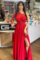 Abito lungo rosso con una manica, strascico in georgette e corpetto a fiori 3D, moda-mania.