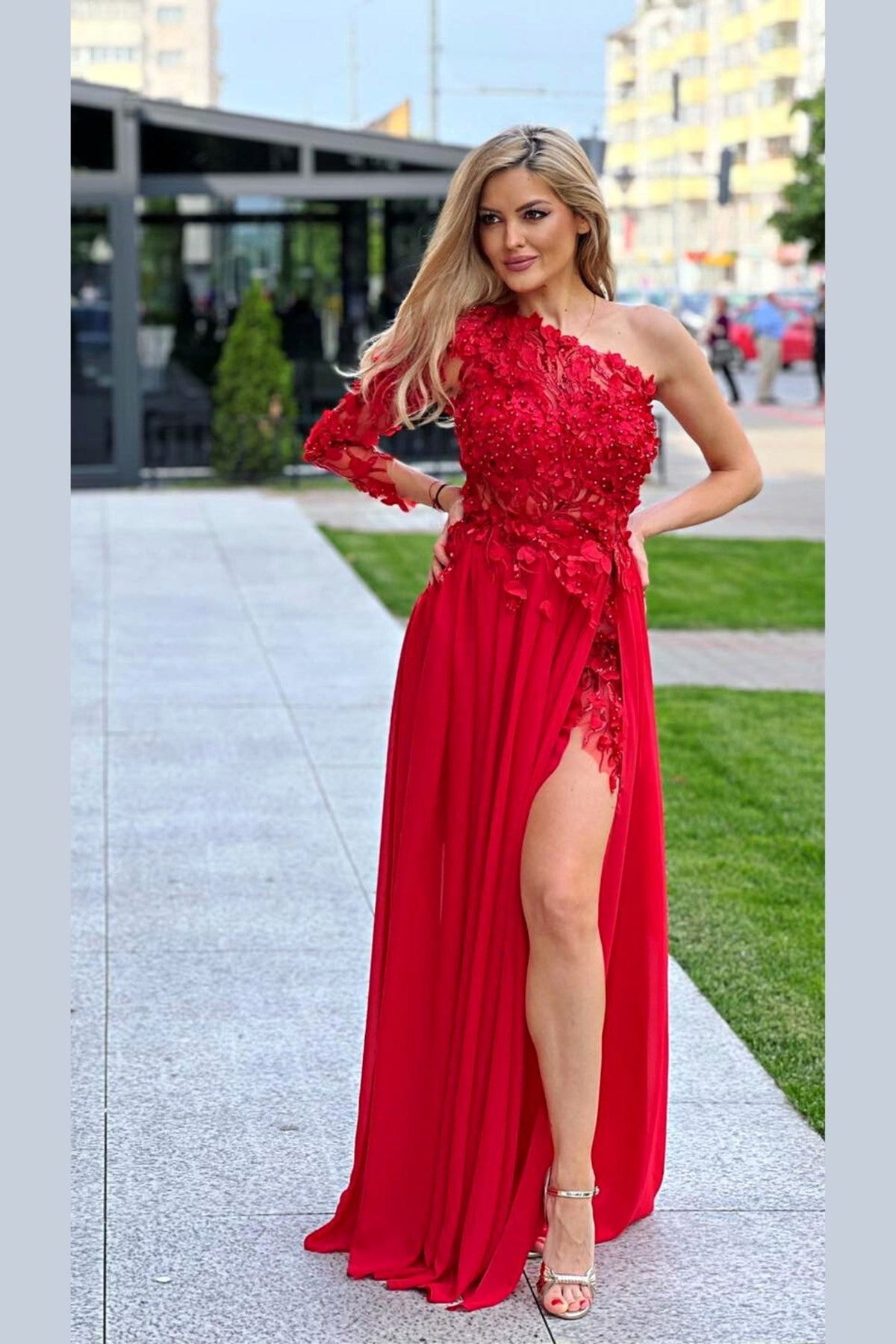 Abito lungo rosso monomanica Axa con strascico in georgette e corpetto a fiori 3D, firmato Moda-Mania.