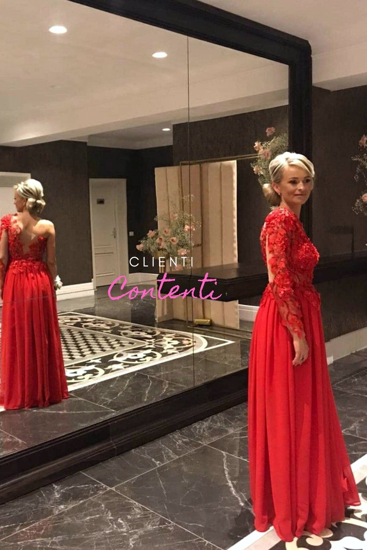 Abito lungo rosso Axa con manica singola in georgette, strascico e corpetto con fiori 3D, di moda Mania.