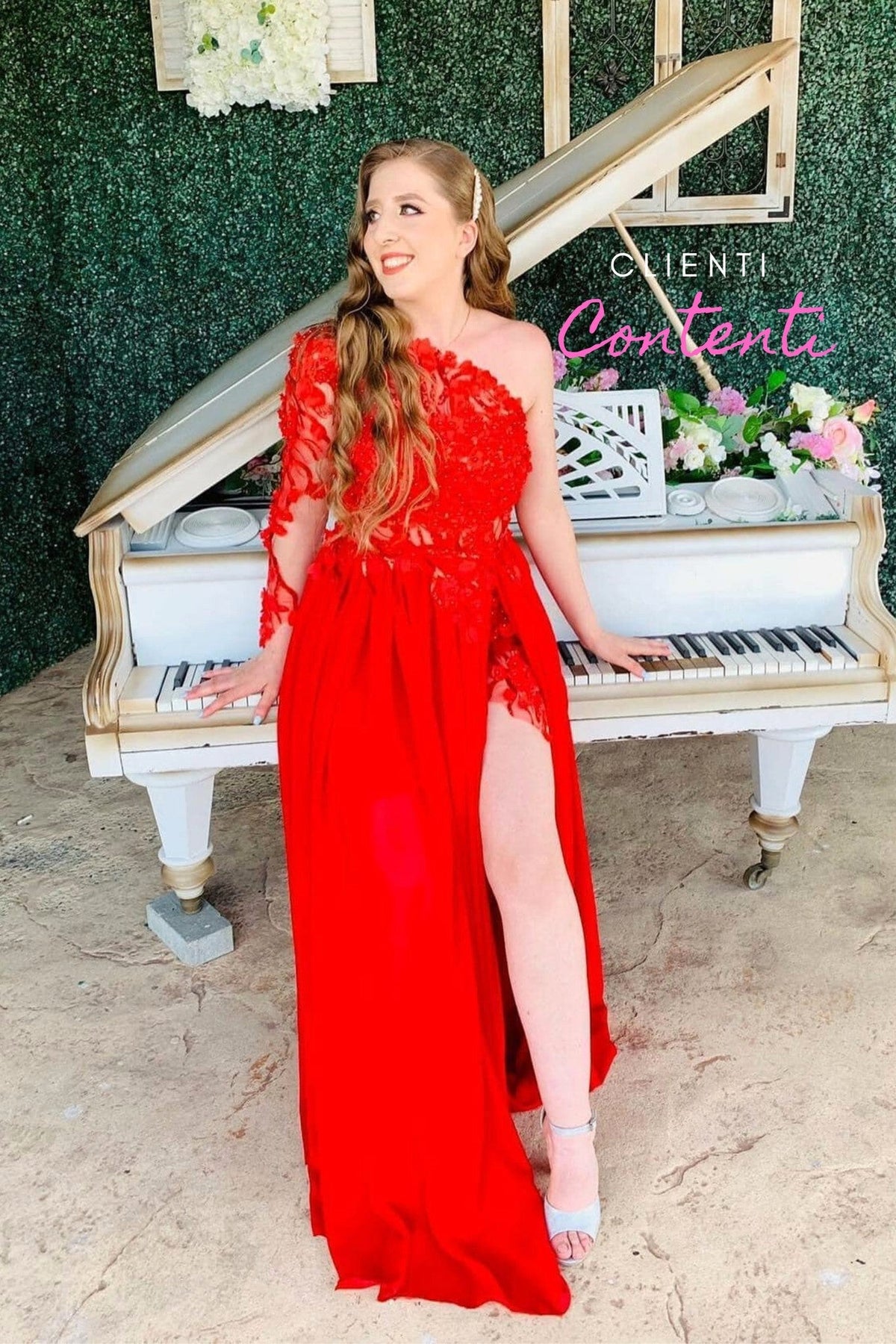 Abito lungo rosso mono manica Axa in georgette con strascico e corpetto a fiori 3D, da donna, moda elegante.