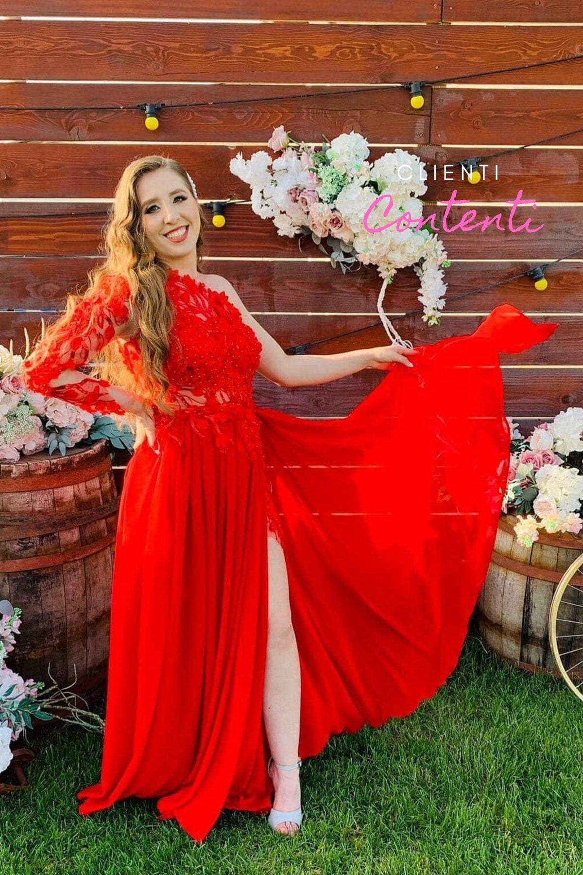 Abito lungo rosso Axa con manica singola, strascico in georgette e corpetto a fiori 3D, moda-mania.