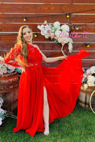Abito lungo rosso Axa con manica singola, strascico in georgette e corpetto a fiori 3D, moda-mania.