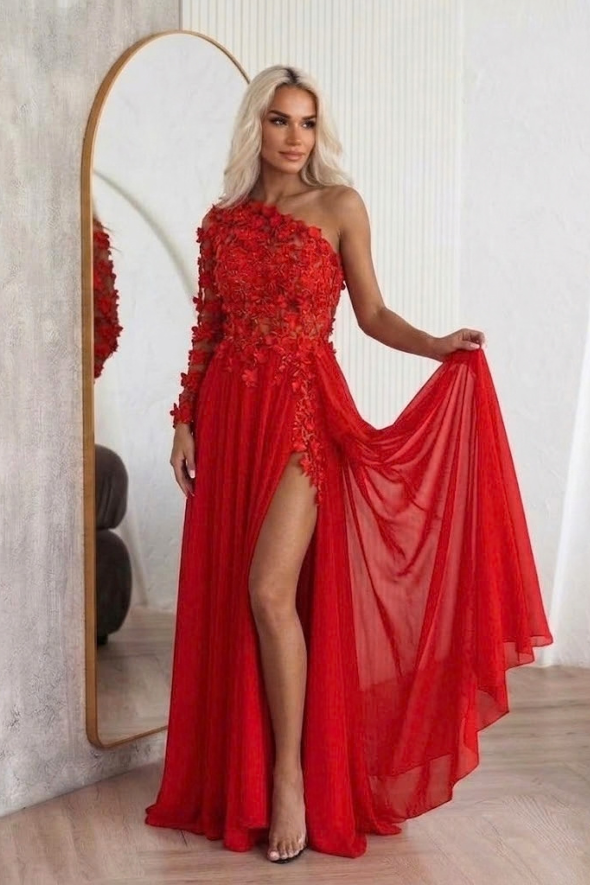 Abito mono manica rosso Axa con lo strascico in georgette e corpetto a fiori 3D